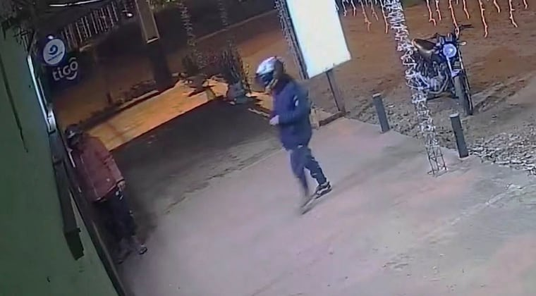 Momento en que los delincuentes ingresan al local para robar. Imagen: captura de video.