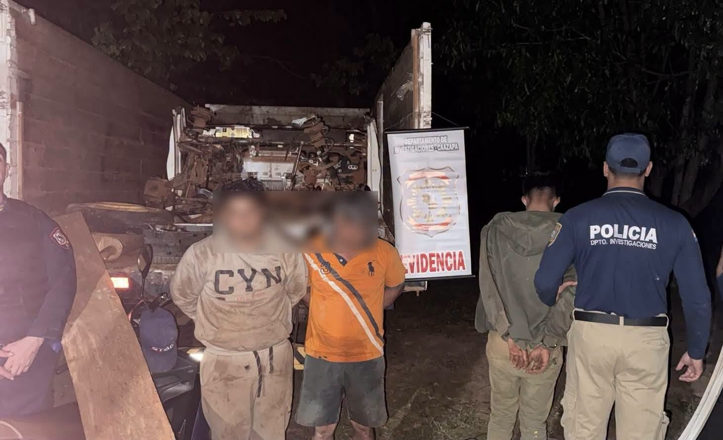 Tres aprehendidos tras hallazgo de un vehículo hurtado en un presunto desarmadero en la localidad de Ñurundiay del distrito de San Juan Nepomuceno. Foto: Gentileza