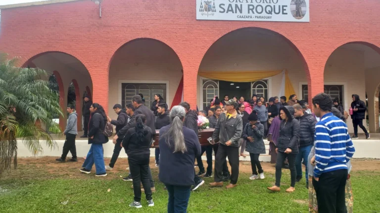 Los restos de Roselín fueron llevados al Oratorio San Roque y posteriormente enterrados en el cementerio municipal de Caazapá en la mañana de este sábado en medio de mucho dolor e impotencia.
