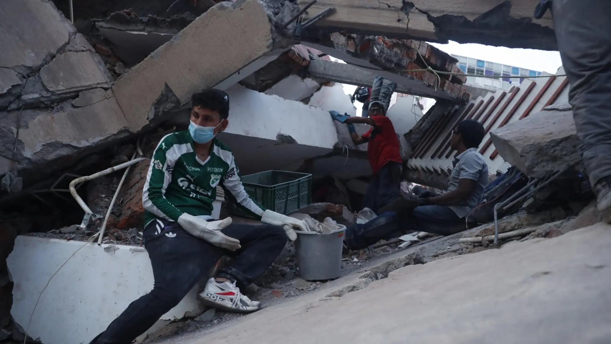 El terremoto, de magnitud 7,4 según el Servicio Geológico Colombiano (SGC), se sintió a las 07:34 hora local.Foto: Ernesto Guzmán Jr./EFE.