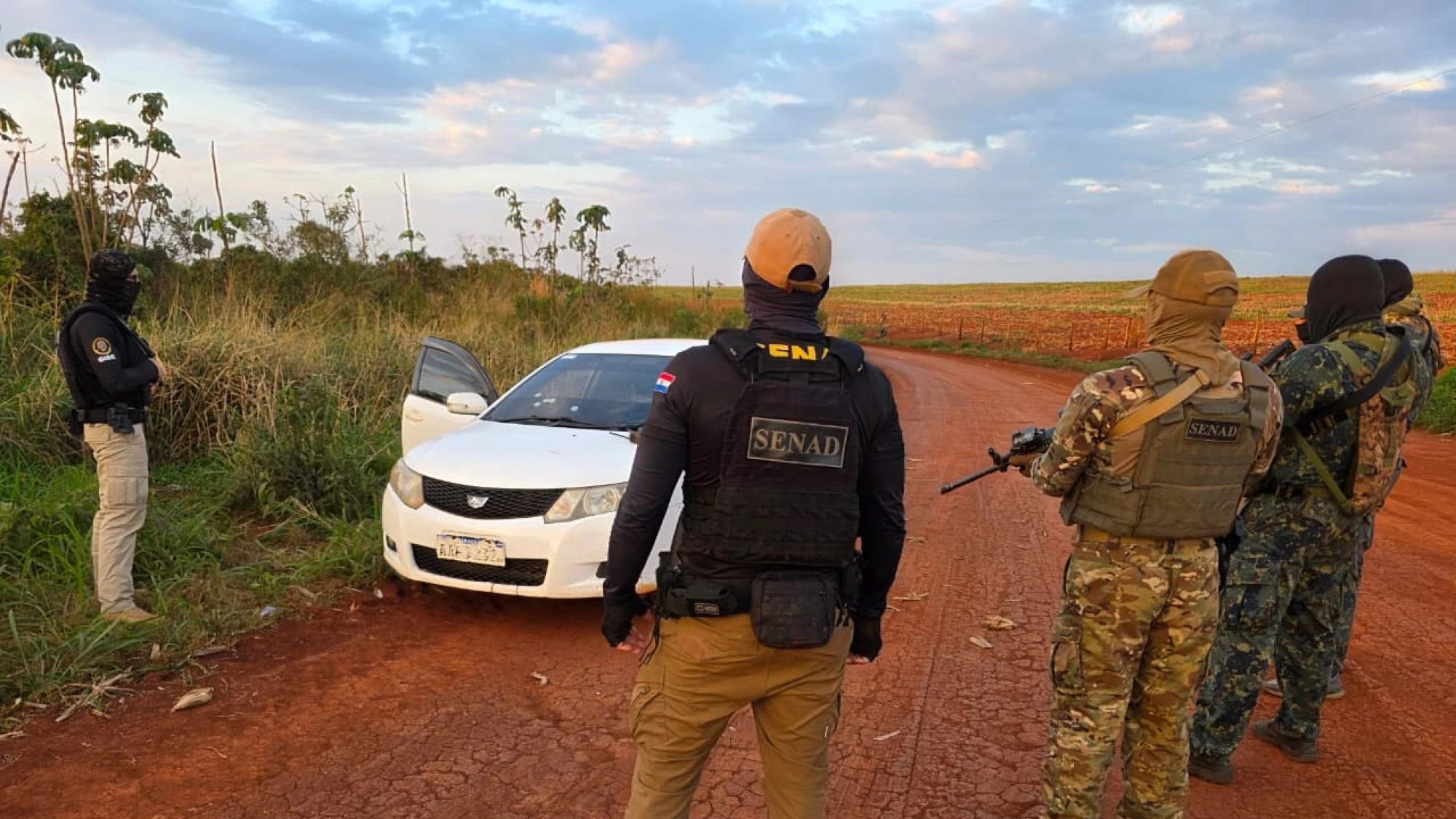 Los antidrogas informaron que todos los hombres portaban fusiles y armas de grueso calibre.Foto: Senad.