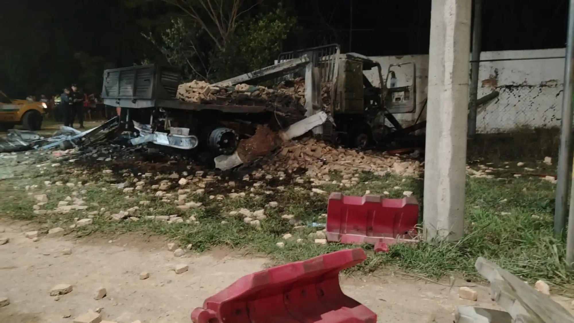 Camión que transportaba ladrillo y que provocó el accidente en Pedrozo.Foto: César Cabrera.
