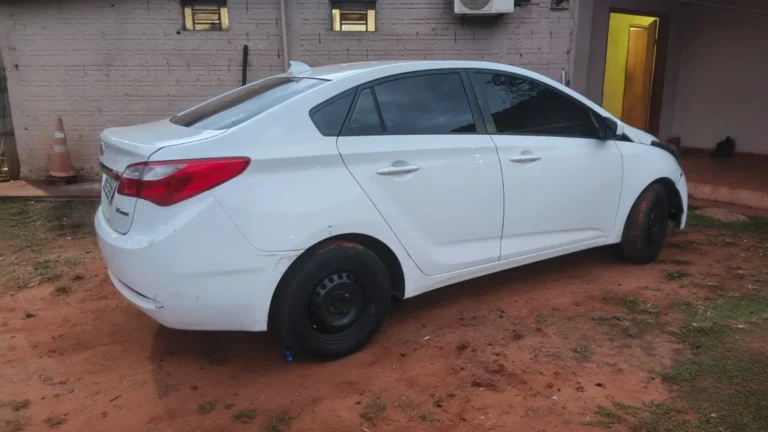 La Policía incautó un automóvil Hyundai HB20S, de color blanco, con matrícula brasileña QBO-5298.Foto: Carlos Aquino.