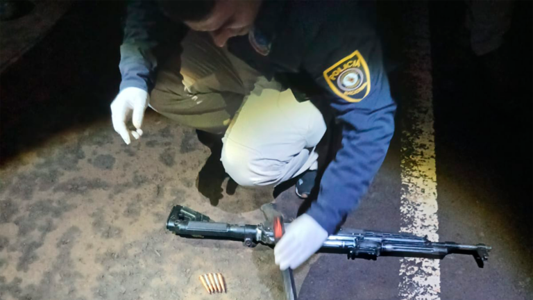Persecución policial en Tava’i: sospechosos abandonan una bolsa con un arma larga