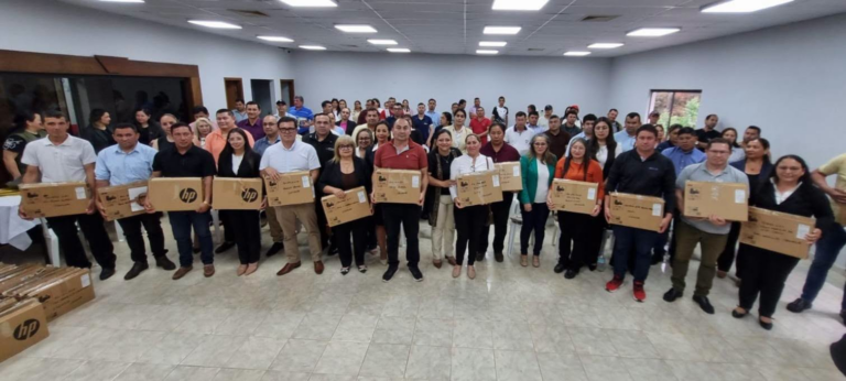 Entregan notebooks a directores de instituciones educativas de Caazapá