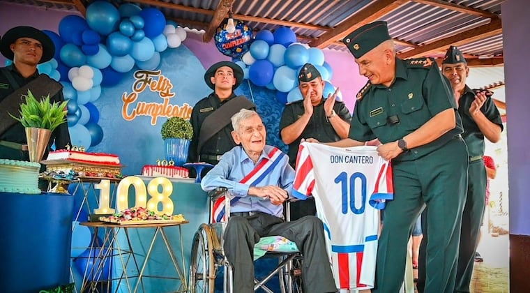 Celebración de cumpleaños Nº 108 de Don Juan Bautista Cantero. Foto: Ejército Paraguayo.