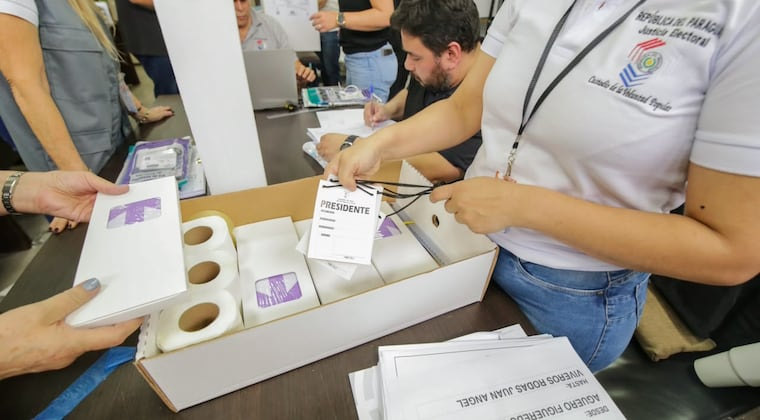 Los maletines contienen todo lo que se utilizará en las mesas de votación.