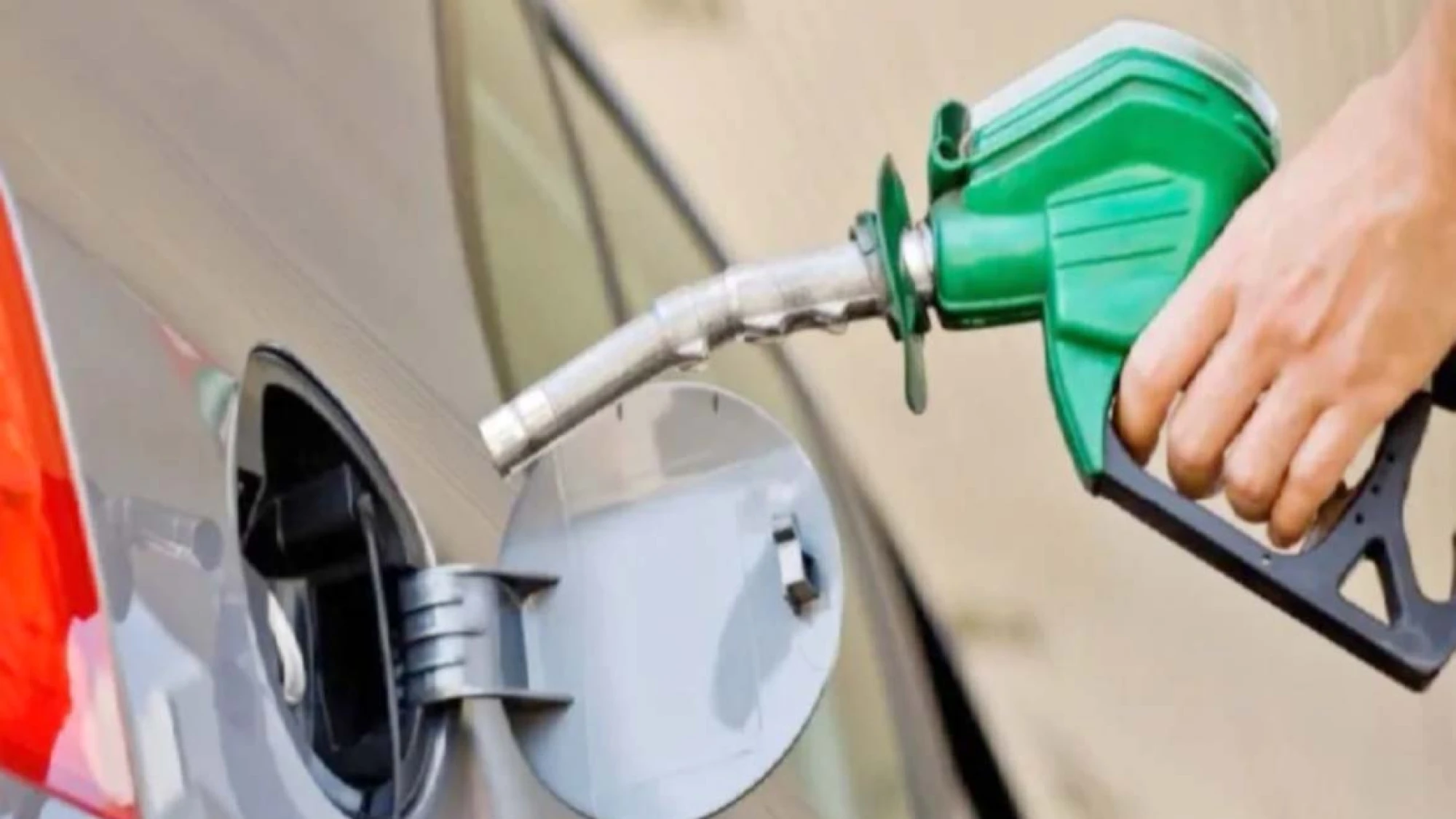 Aumento. Distribuidoras privadas preparan aumento de precios de nafta y diésel.Foto: Gentileza.