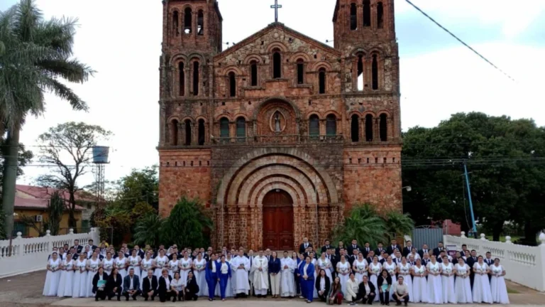 En Villarrica, 53 parejas cumplen el sueño de dar el “sí” ante el altar