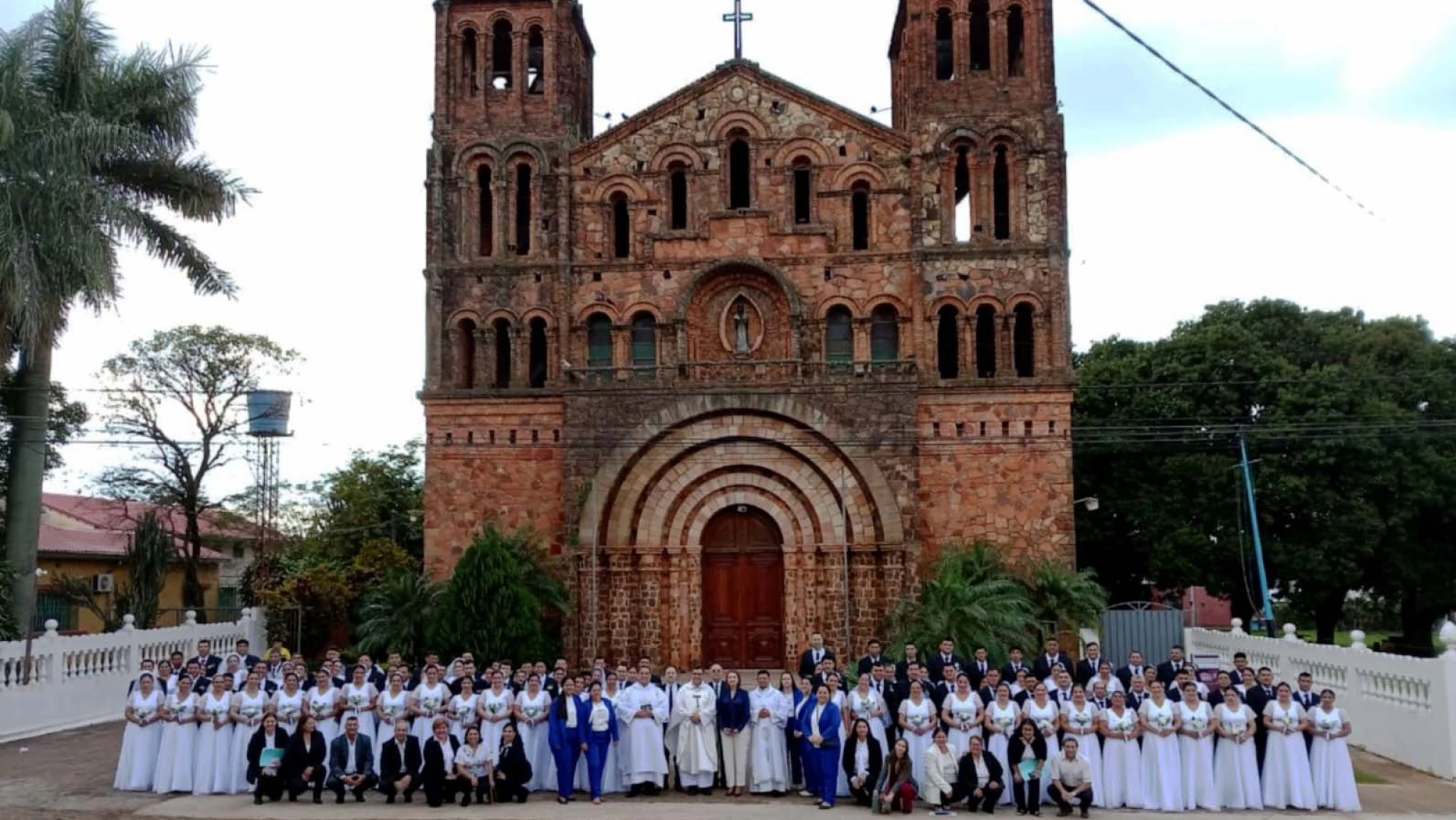 En Villarrica, 53 parejas cumplen el sueño de dar el “sí” ante el altar