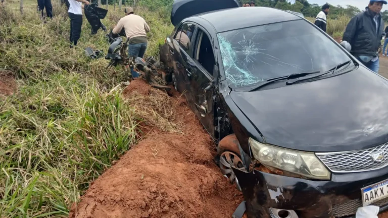 Los vehículos involucrados fueron encontrados al costado del camino y a las tres víctimas tendidas en la banquina, ya sin signos de vida.Foto: Carlos Aquino.