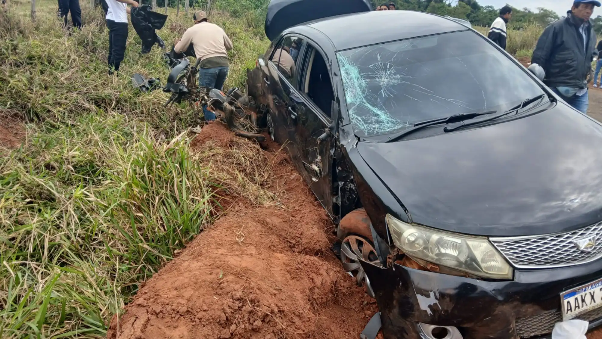 Los vehículos involucrados fueron encontrados al costado del camino y a las tres víctimas tendidas en la banquina, ya sin signos de vida.Foto: Carlos Aquino.