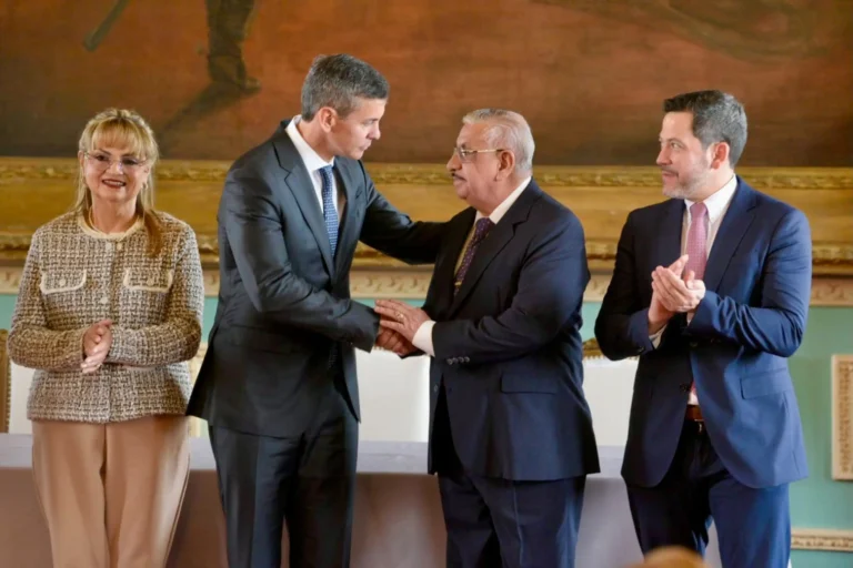 Juramento de Isaías Ricardo Fretes ante el presidente Santiago Peña. Foto: Presidencia.