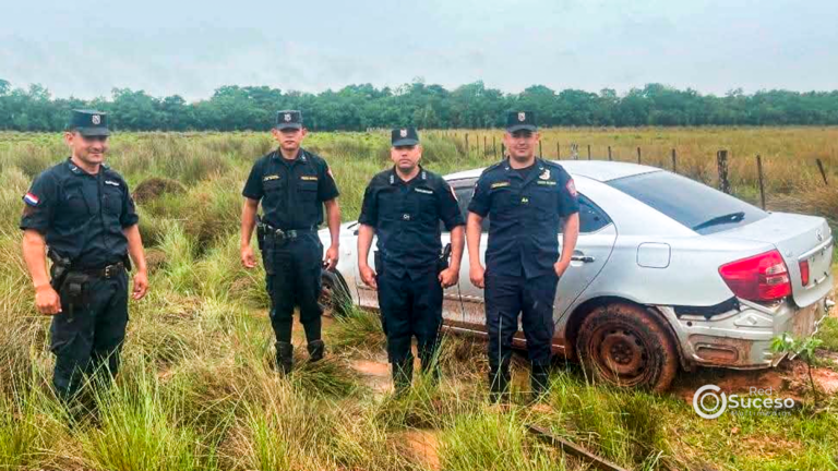 Encuentran un vehículo hurtado tras quedar varado en un campo de Caazapá