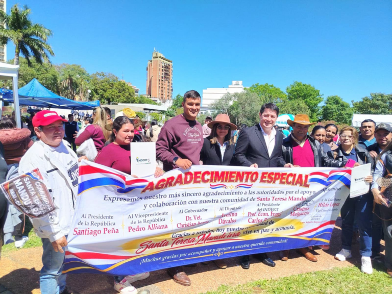 Familias campesinas de Caazapá reciben títulos de propiedad tras décadas de espera