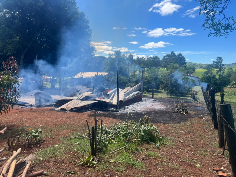 Abaí: investigan un presunto intento de feminicidio tras incendio que destruyó una vivienda