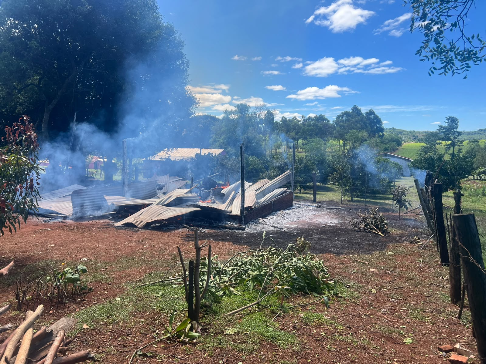 Abaí: investigan un presunto intento de feminicidio tras incendio que destruyó una vivienda