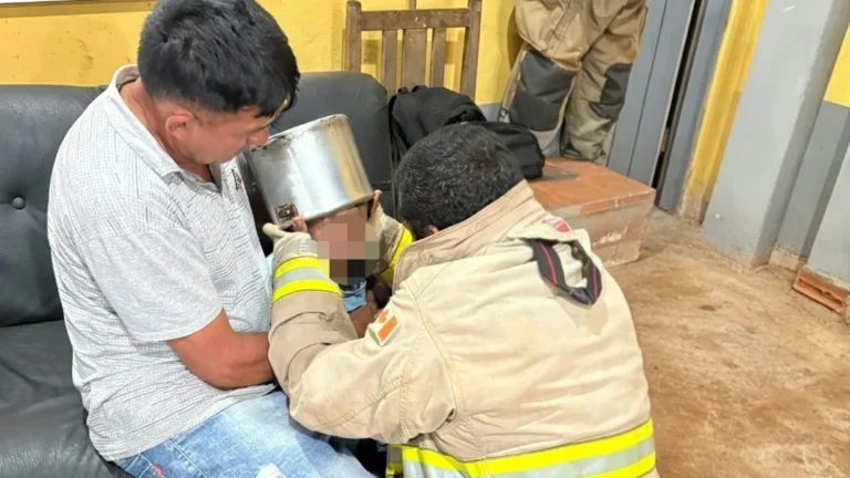 Video: Bomberos salvan a un niño que quedó con la cabeza atrapada en una olla a presión en Minga Guazú