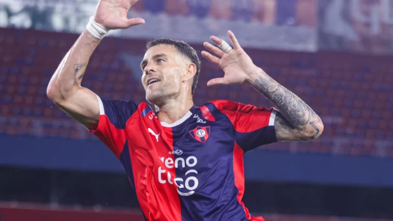 Por un salto más. Pablo Vegetti es carta de gol en el equipo de Cerro Porteño, que hoy mide a San Lorenzo.