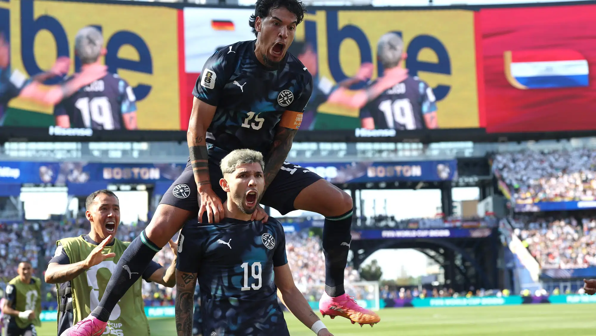 Destacados. Los jugadores Gustavo Gómez y Julio Enciso (19) celebran el gol de Paraguay ante Alemania.Foto: AFP