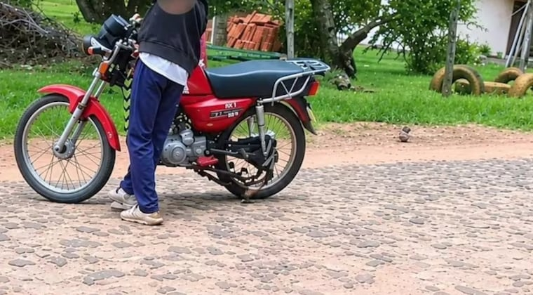 Adolescente de 13 años perdió un brazo tras enredarse en la rueda de una moto